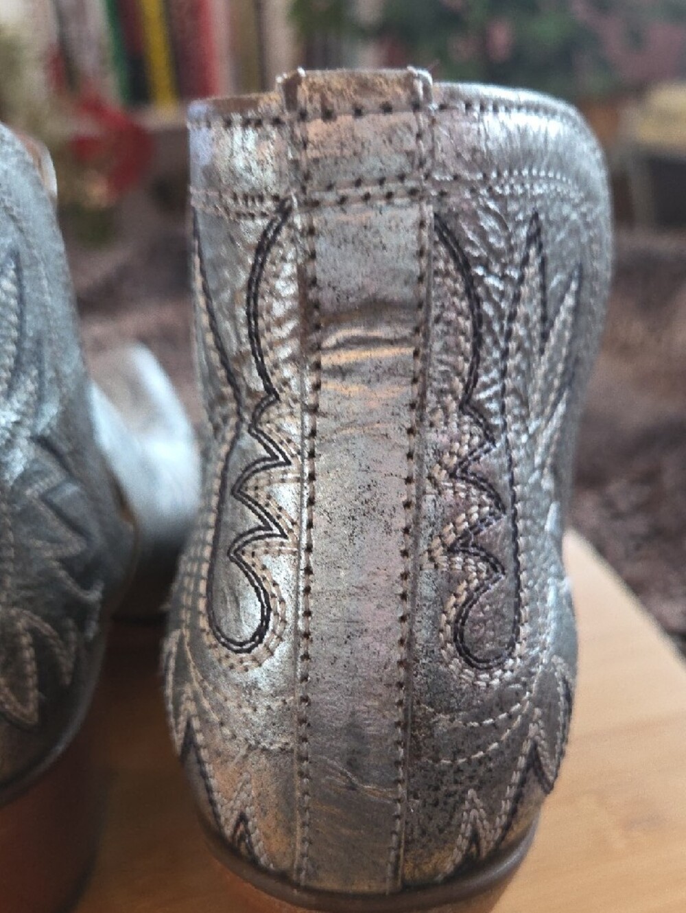 ARIAT Distessed Silver Leather Sniptoe Booties, 7.5 - Picture 11 of 12